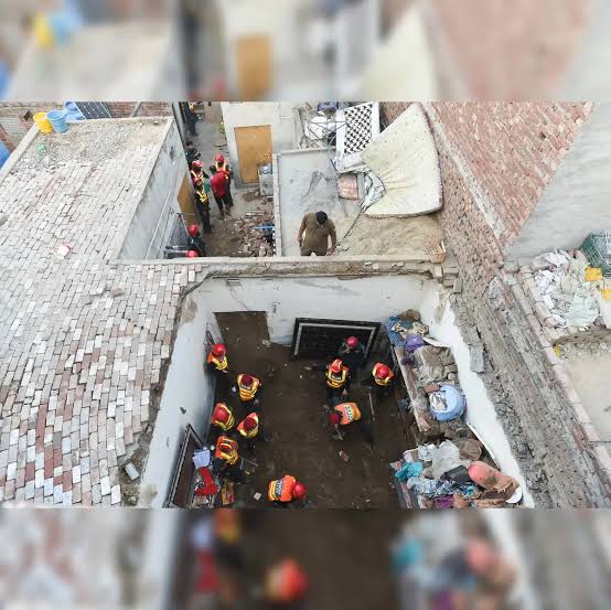 Roof collapse kills 14 children at Pakistan tuition centre